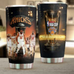 New York Knicks NBA Cup 2025 Tumbler Cup – NGHIAVT6035