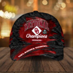 Oklahoma Sooners 2026 NCAA Baseball Men’s College World Series Champions Classic Cap – HOATT18945